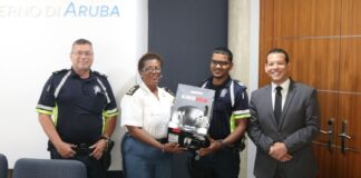 Minister Rocco Tjon a haci entrega di Helm nobo pa e unidad di motor di Cuerpo Policial di Aruba
