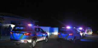 Despues di core pa polis, dos hoben a wordo aresta den oranan di marduga