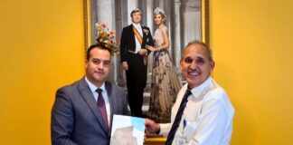 Setar N.V. ta haci entrega di relato anual cerca Minister Geoffrey Wever