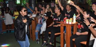 IPA su car rally: ambiente total riba caretera di Aruba