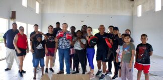 Minister Endy Croes a entrega 10 par di glove na ‘walk your talk bootcamp boxing’.