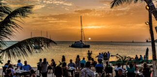 Den luna di april 2022 e tourism receipts a recupera 117% compara cu april 2019. Turistanan a laga 300 miyon florin atras den Aruba su economia.