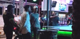 Den area di Noord dos hoben lo a horta cartera di un turista, camera y tambe personal a capta esaki y polis a logra gara nan.