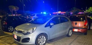 Un dama chauffeur a bay reverse y full trot ela bay dal riba un Kia Rio staciona