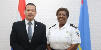 Minister Rocco Tjon lo ekipa tur warda di POLIS cu camara