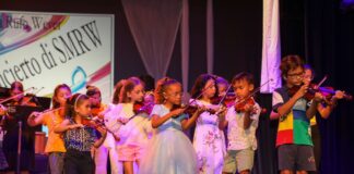 Studiante nan di Scol di Musica Rufo Wever cu un bunita presentacion na Cas di Cultura