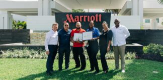 E compleho di Aruba Marriott ta felicita Antonio Ras & Tisha Powell cu nan reconocimento di Sr. Bill Marriott – presidente di Marriott international