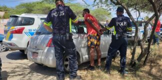 Tres hoben sospecha di ladronicia den auto di turista deteni