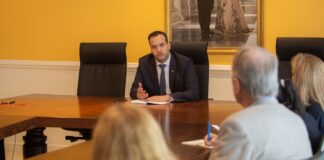 Minister Wever den reunion cu delegacion di Colombia