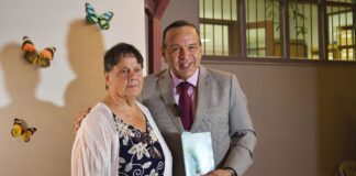 Minister Endy Croes ta felicita sra. Letitia Wever pa un bunita buki di poesia ‘emocion den palabra’.