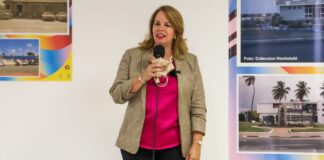 Prome Minister hunto cu Minister di Cultura y Funari a bishita archivo nacional Aruba, (ANA)