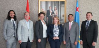 Prome Minister y Minister Arends a reuni cu District Governor di Rotary International