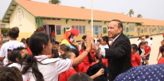 Minister Endy Croes y mascota di weganan escolar a bishita colegio Sagrado Curason