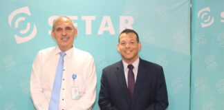 Minister Rocco Tjon A firma cu Setar N.V. Como e compania anfitrion pa proyecto di camara den area hotelero