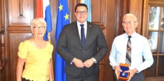 Dufi Kock condecora cu un Zilveren Anjer a bishita Arubahuis