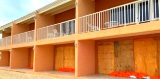 Aruba Beach Club a cera su kambernan cu plywood