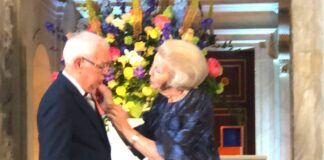 Minister Maduro ta felicita sr. Adolf ‘Dufi’ Kock cu e Zilveren Anjer di Prins Berhnard Cultuurfonds pa su aporte importante na cultura di Aruba