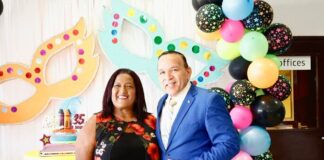 MINISTER ENDY CROES TA FELICITA Y GRADICI SRA. SHARISSA FIGAROA-DAAL Y SR. VLADIMIR DE CUBA CU HUNTO A TRAHA 60 AÑA DEN ENSEÑANSA DI ARUBA.