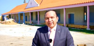 Minister Endy Croes a bishita st. Aloysius school pa mira e di trabou relaciona cu renobacion di e scol.
