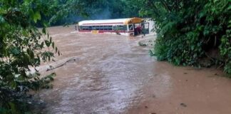 Bonnie a laga un morto na Nicaragua: Homber a hoga ora di yuda evacua un bus