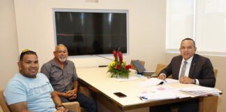 MINISTER ENDY CROES A SCUCHA E PRECUPACION Y DESEONAN DI E COREDONAN DI DRAG RACE.