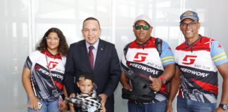 MINISTER ENDY CROES TA FELICITA THAREL SIMON CU SU LOGRO DEN TAR HEEL NATIONALS.