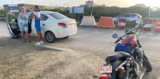 Chauffeur turista a core bira na man robes sin pone señal dal motociclista benta abao