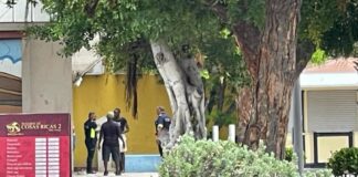 Polis a hala atencion di e conosido Lloyd cu tabata cana cu carson kibra lagando mustra su atras