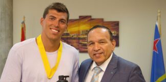 Minister Endy Croes a ricibi bishita di e campeon mundial di landamento Mikel Schreuders.