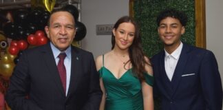 Minister Endy Croes a presencia ceremonia di graduadonan di Ceque College MAVO