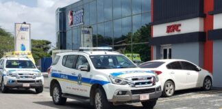 Criatura herida despues cu su pia a pega den un porta