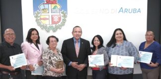 Minister Endy Croes a entrega reconocemento na shete hubilarionan di departamento di enseñansa.