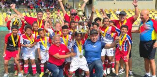 Minister Endy Croes a entrega trofeo di campeon U9 liga oro na ekipo RCA