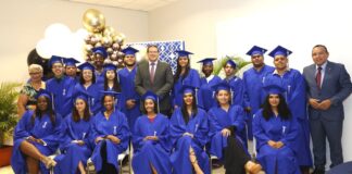 Minister Endy Croes presente na e ceremonia di reconomento na honor di e 21 miho graduadonan di Aruba 2022.