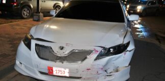 Chauffeur di un Toyota Yaris a bira na man robes sin duna preferencia na trafico contrario