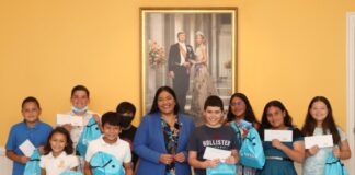 Minister di cultura Xiomara Maduro a entrega premio na ganadonan di programa ‘Kibra Coco’ edicion Dera gay