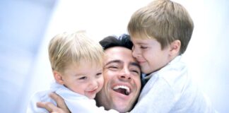 Fundacion Tienda di Educacion ta gradici Fundacion Telefon pa Hubentud pa e bon colaboracion pa e proyecto Best Dad Ever