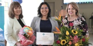 Tracy Van Der Biezen, e prome graduado di sisstem faculty na Aruba