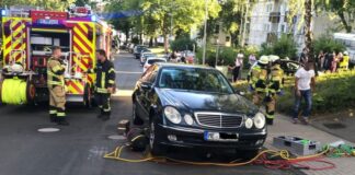 Homber (50) a fayece, despues cu mucha (3) a baha handrem di auto, e homber a cay y a drenta net bou di e auto cu tabata den movecion