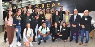 Grupo di studiantenan a yega Hulanda, Pa prome biaha Prome Minister di Aruba presente pa saluda e studiantenan