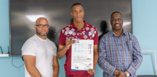 Aruba Taekwondo Bond a entrega certificado di Dan.