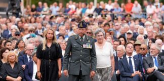 Minister Thijsen a atende Conmemoracion 15 di augustus 1945