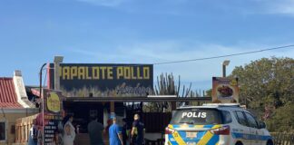 Pa evita mas problema, polis mester a intermedia entre cliente y personal di Papalote na Tanki Leendert