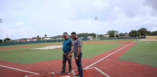 Bestuur di Fundacion Facilidadnan Deportivo cu rondleiding rutinario na facilidadnan bou di nan encargo.