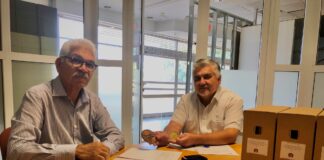 Entrega di documentonan di Aviacion na Aruba door di ciudadano Sr. Agustin Vrolijk