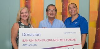 Aruba Bank ta haci donacion na Fundacion Ban Uni Man pa Cria Nos Muchanan