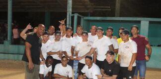 MINISTER ENDY CROES A HACI ENTREGA DI TROFEO NA E CAMPEON Y SUB CAMPEON DI SOFTBALL DI KORPSWEEK 2022.