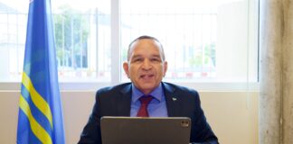 MINISTER ENDY CROES TA REACCIONA RIBA INFORMACION INCORECTO RELACIONA CU DOCENTENAN DI PAPIAMENTO.