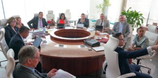 Minister di Finansa ta informa den cuadro di Landspakket tema A: E columna financiero di pais Aruba ta wordo reforma y reforsa pa medio di investigacion di departamentonan clave di Gobierno