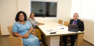 Minister Endy Croes: E LUNA AKI TA FIRMA CONTRACT NOBO DI 5 AÑA PA E INSTRUCTORNAN DI LANDAMENTO.